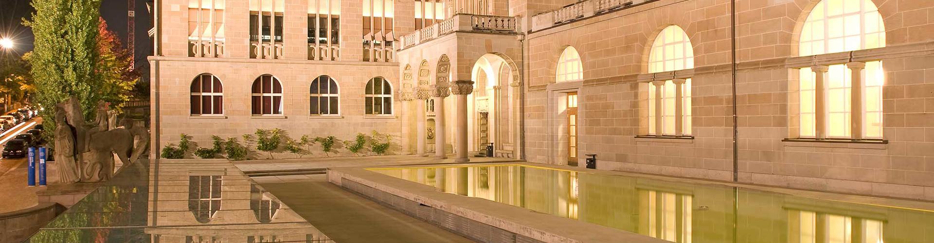 UZH bei Nacht